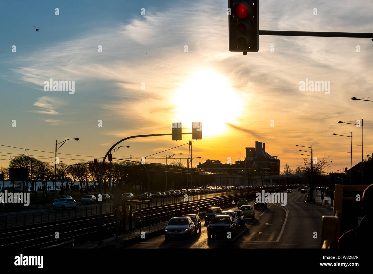 Mirando hacia abajo en una calle de Lisboa con el tráfico pesado durante el atardecer. Foto de stock