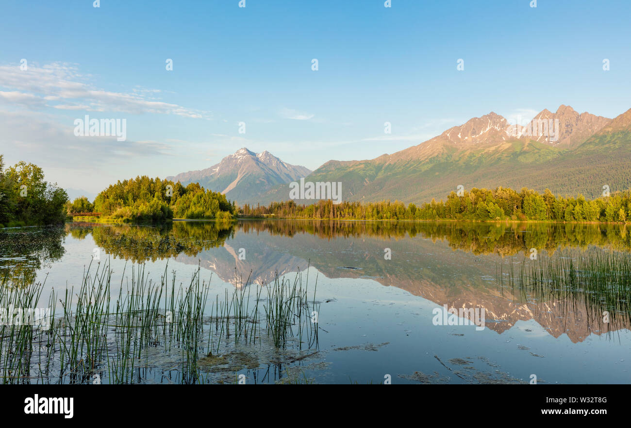 Reflejo de Pioneer Peak y Twin Peaks en reflexiones Lago en Palmer pisos heno juego estado refugio en Southcentral Alaska. Foto de stock