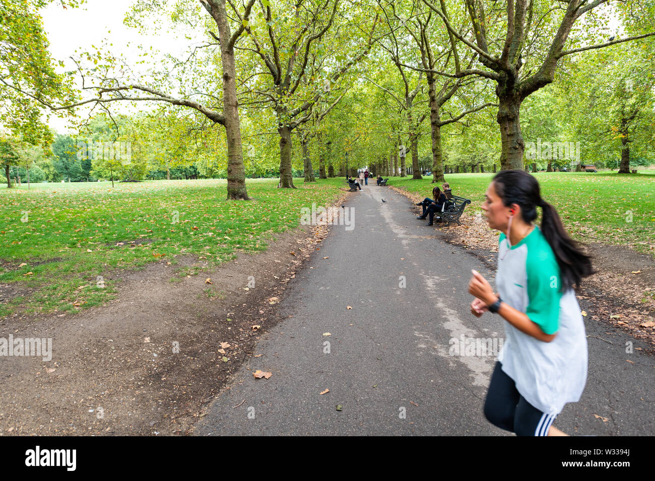Woman jogging in english garden fotografías e alta - Alamy