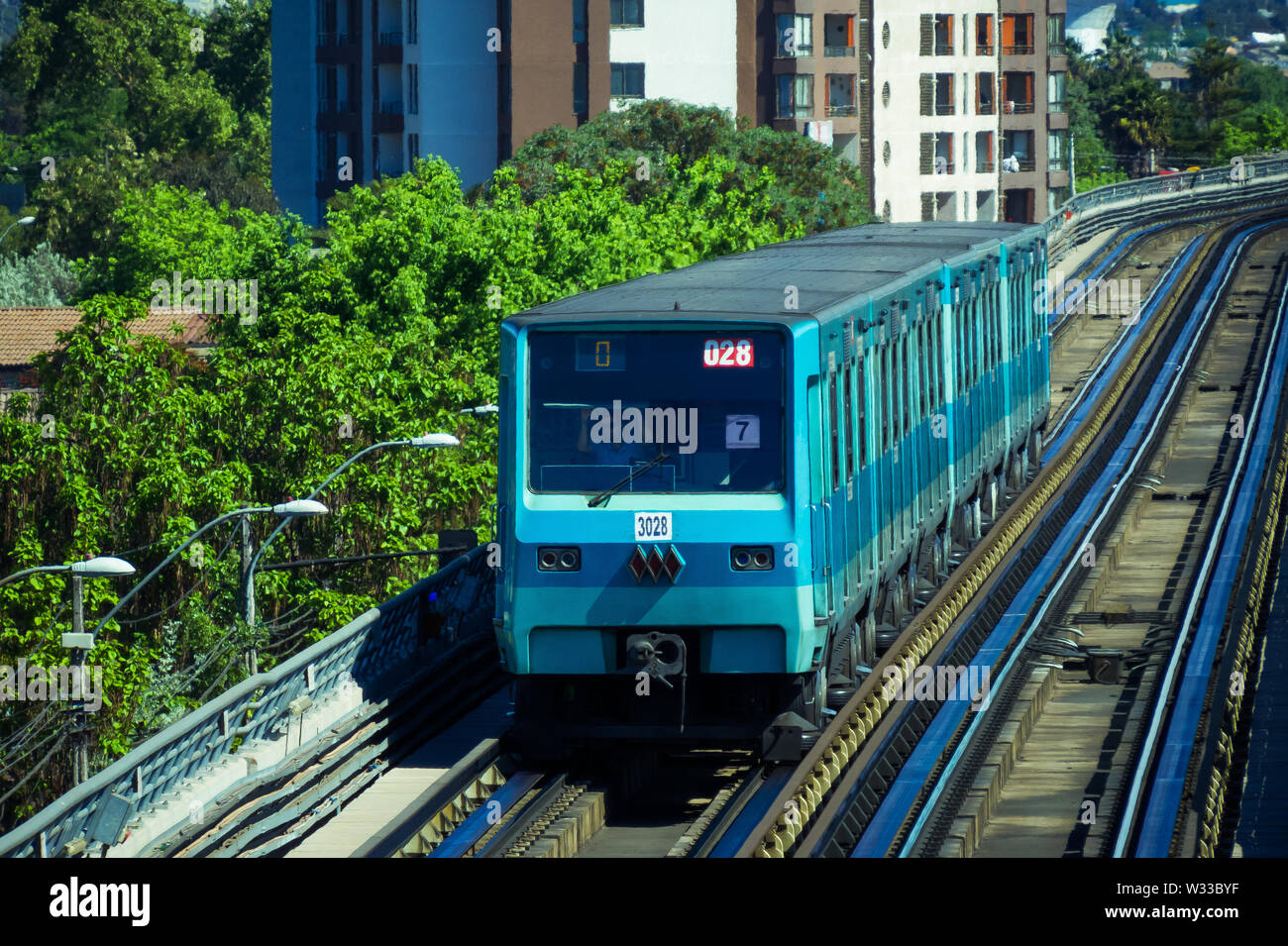 Santiago Chile Octubre 2014 El Tren Del Metro De Santiago En El Viaducto De La Linea 5 Fotografia De Stock Alamy