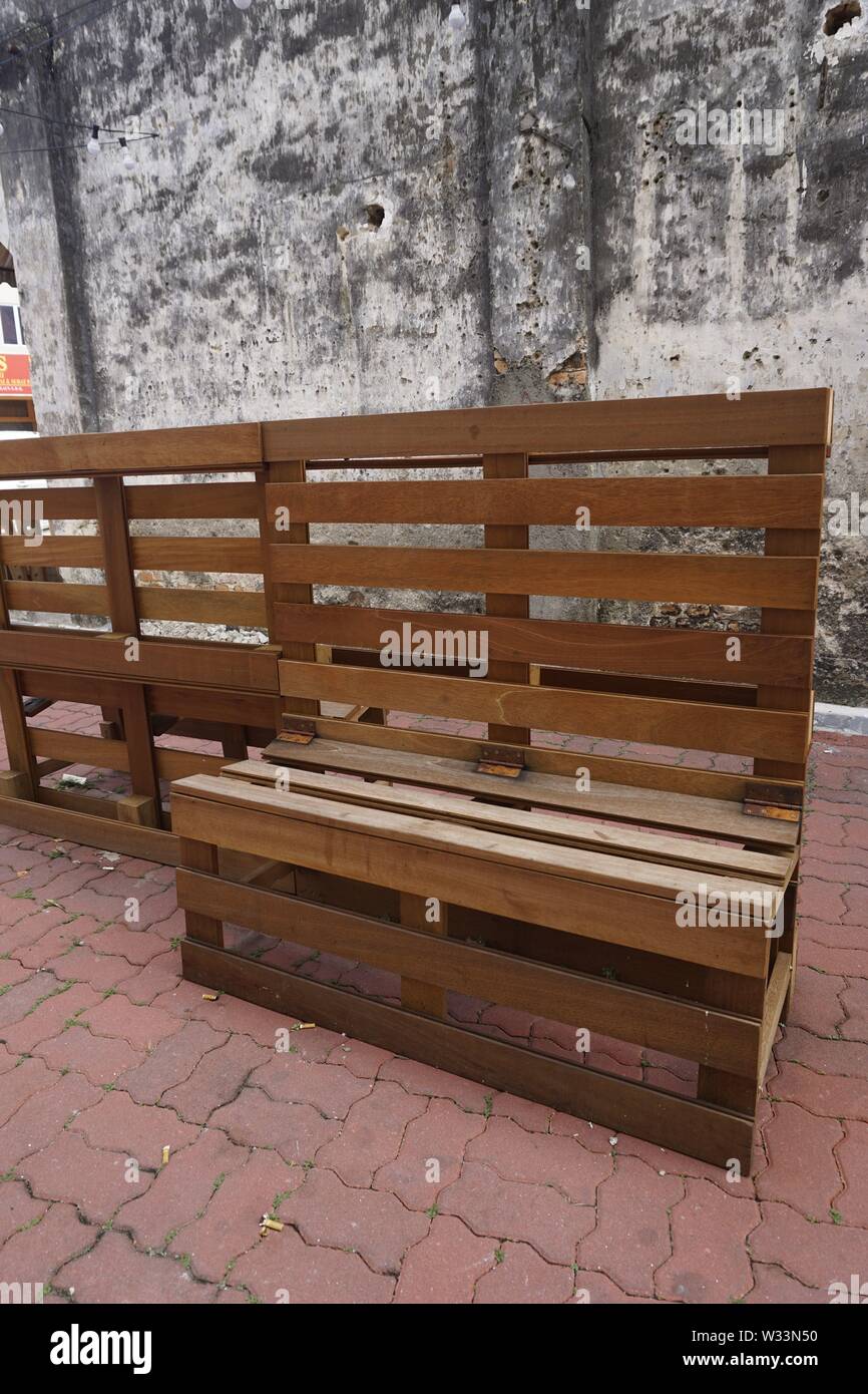 Prisionero de guerra Incesante Vendedor Los asientos de los palets de madera Fotografía de stock - Alamy