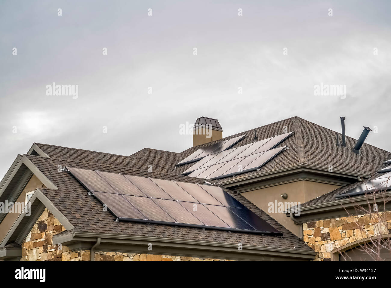 Los Paneles Solares Montados En El Techo De Un Tono Oscuro A Casa