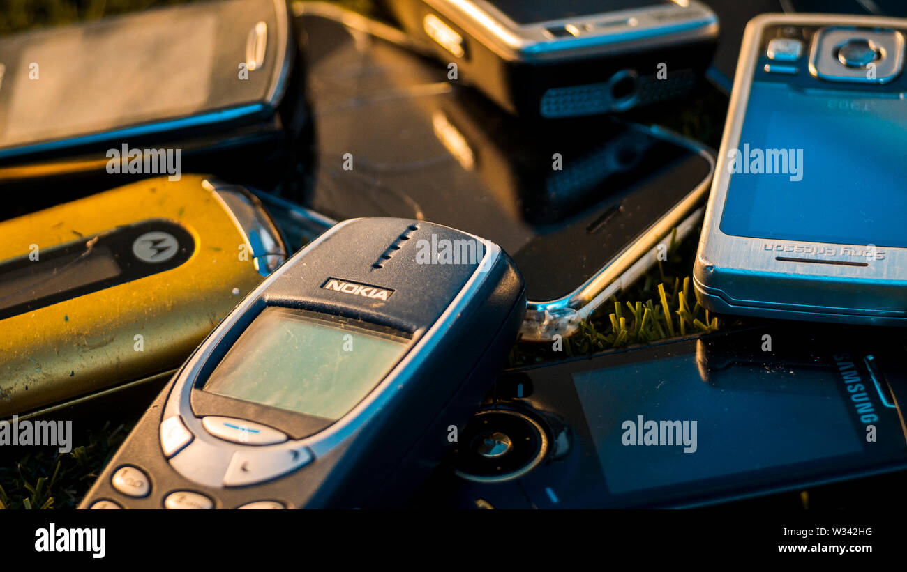 Selección de viejos teléfonos móviles desde mediados de la década de 2000, antes de la introducción de Smartphones Foto de stock
