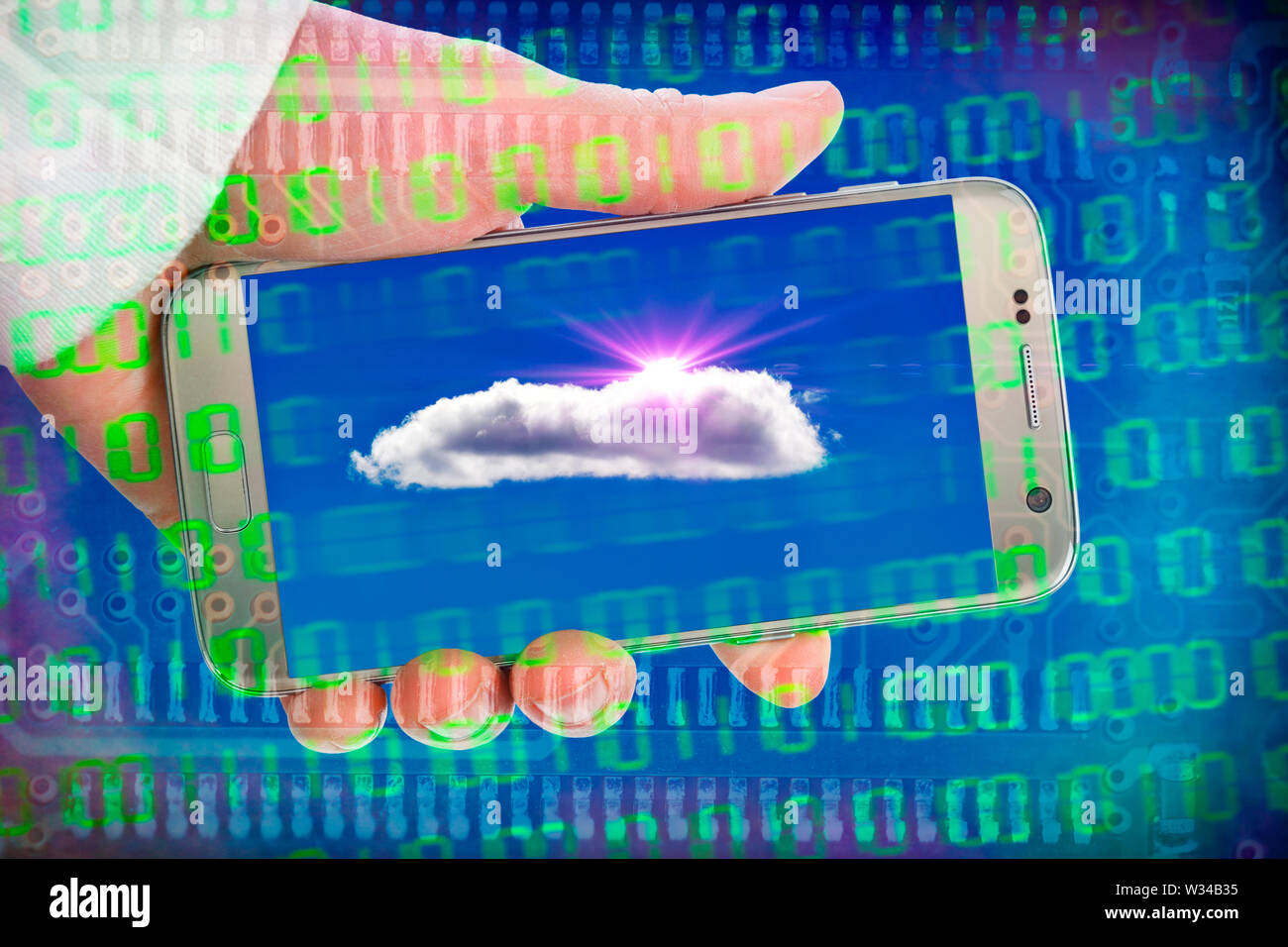 Nube en un smartphone de pantalla y código binario, cloud computing Foto de stock
