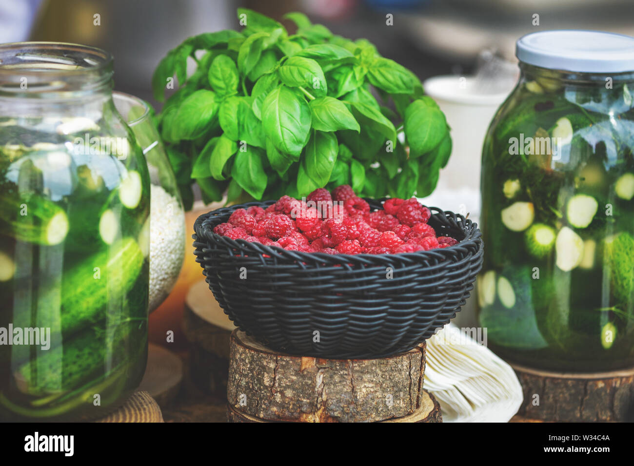 Pickles, hierbas y bayas frescas para la venta en el festival de comida vegetariana Foto de stock