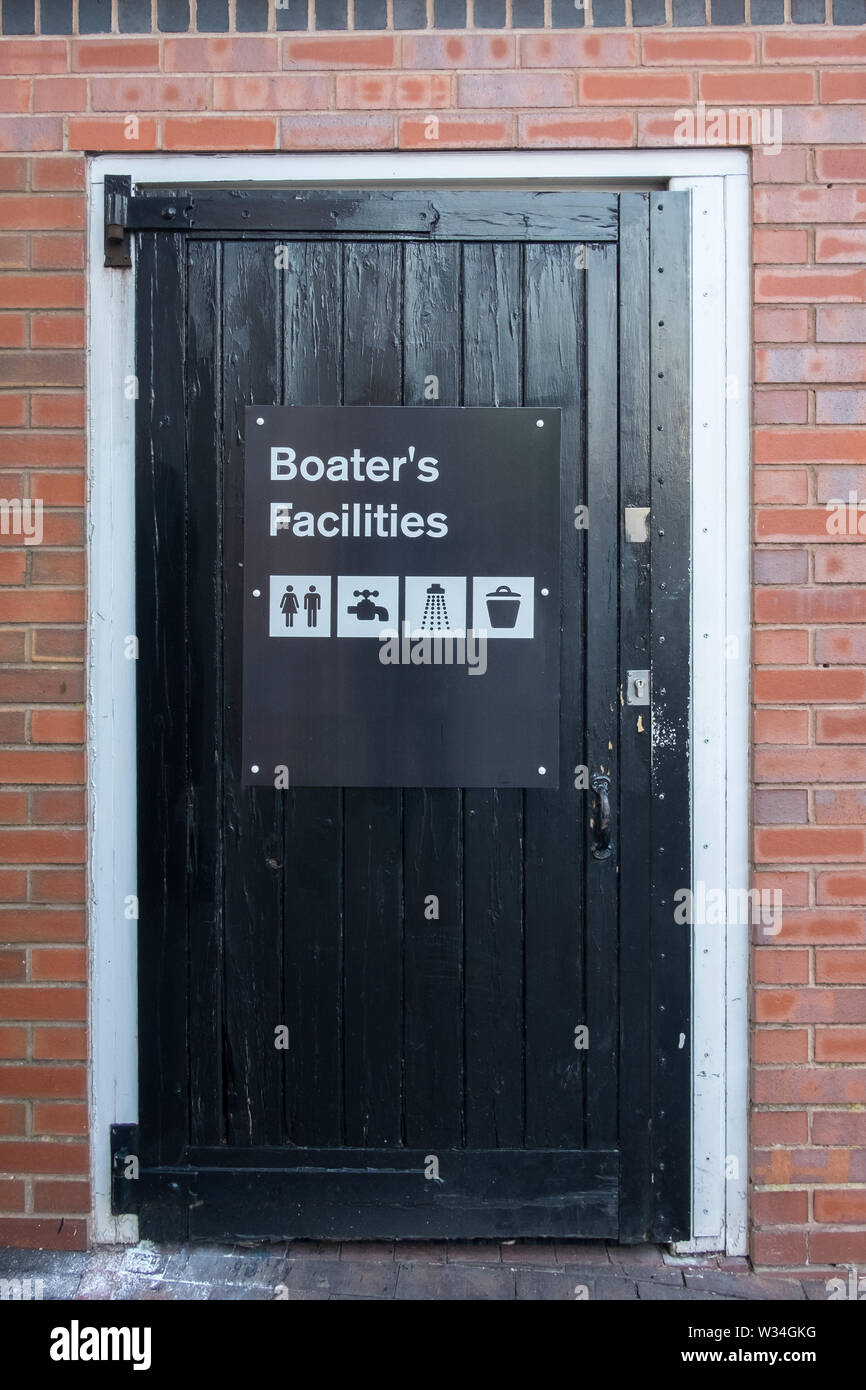 Un negro, puerta de madera, con un letrero que diga "lancheros",  instalaciones y cuatro iconos que muestra la oferta de instalaciones  Fotografía de stock - Alamy