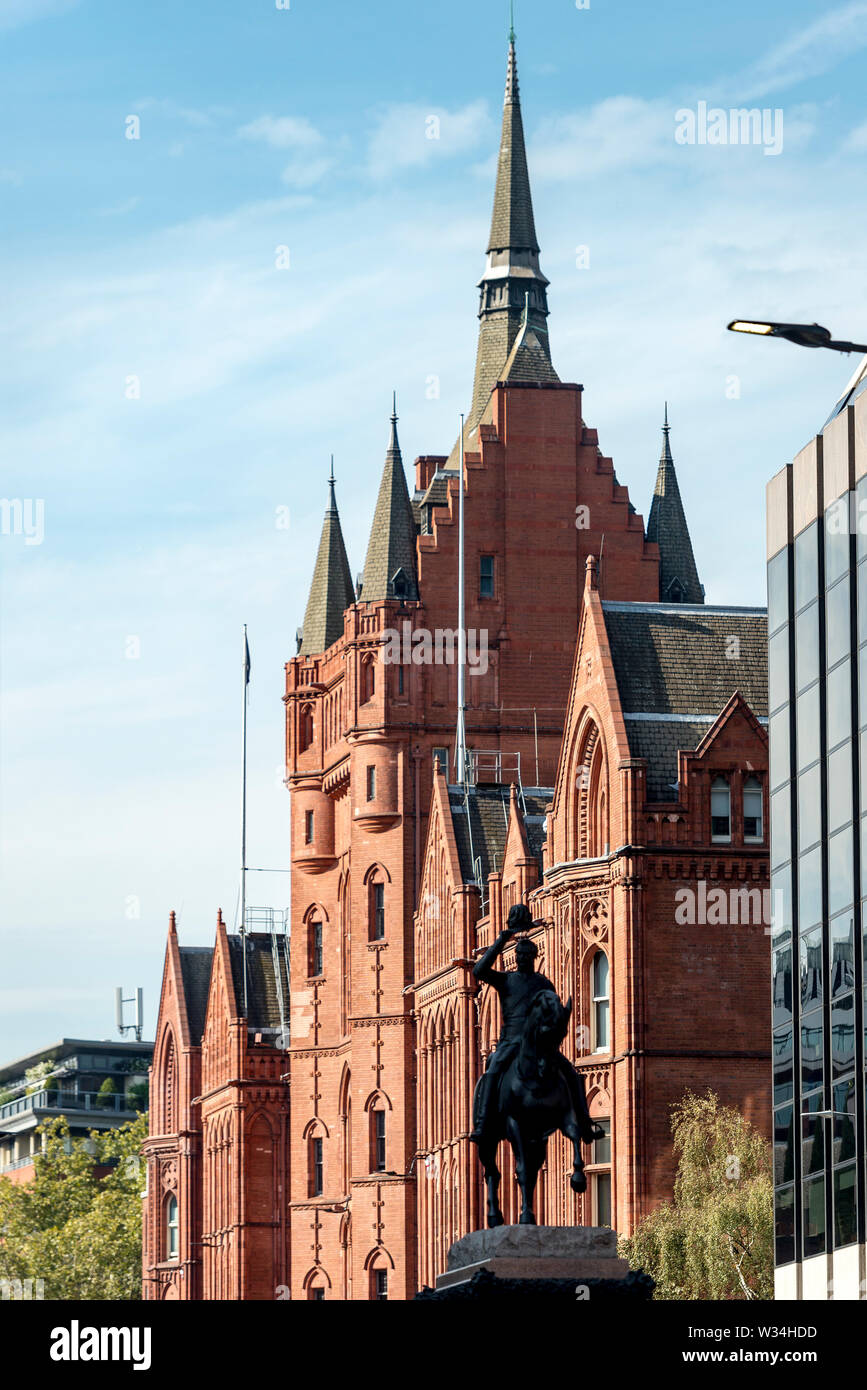 Hermoso ejemplo del resurgimiento de la arquitectura gótica en Londres. Barras de Holborn, también conocido como edificio Prudential Assurance - Holborn, Londres. Foto de stock