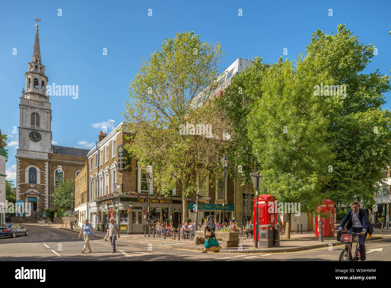 Escena de una calle concurrida en un soleado día de verano en Clerkenwell Green, en el centro de Londres. Foto de stock