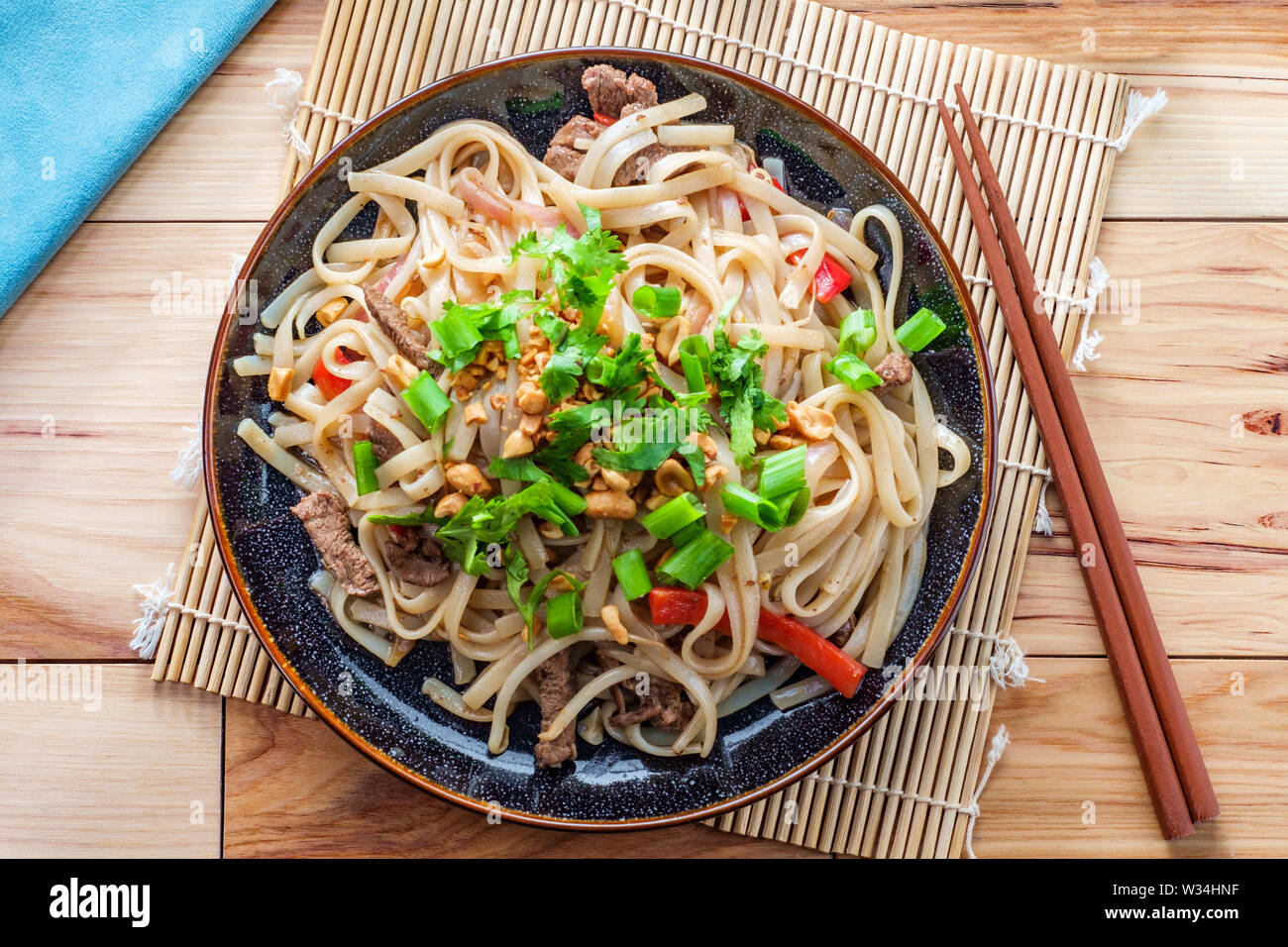 Auténtica cocina pad thai con fideos de arroz carne de pimiento rojo de  brotes de soja y lima Guarnición Fotografía de stock - Alamy