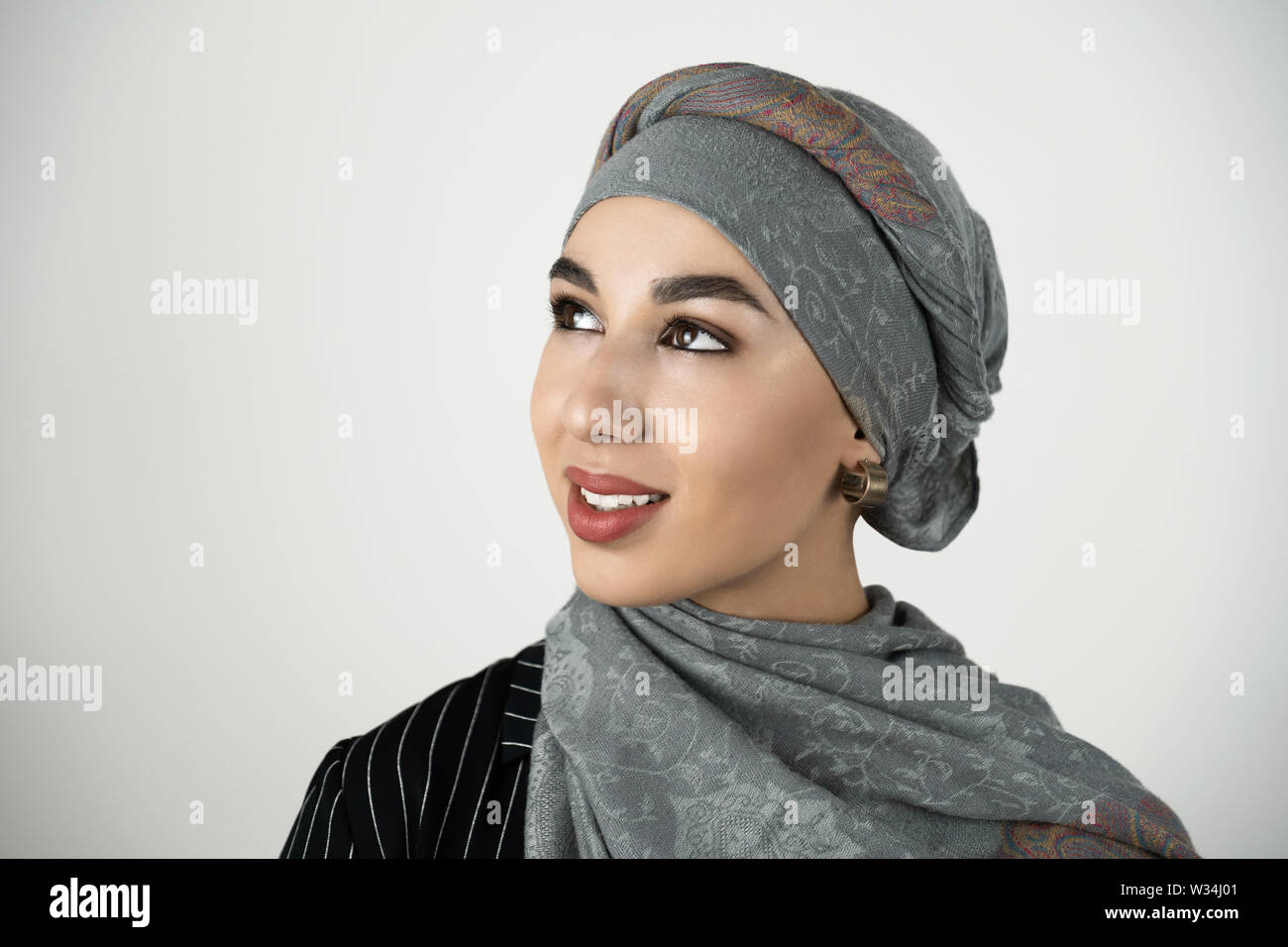 Hermosa joven mujer musulmana llevaba turbante hijab, velo looking happy  aislado fondo blanco Fotografía de stock - Alamy