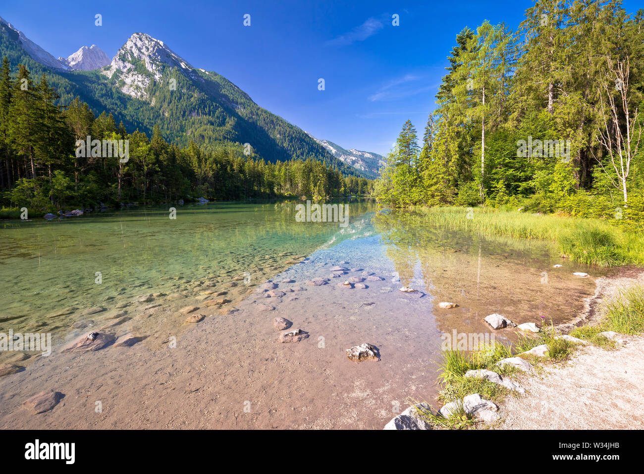 Lago Hintersee en Berchtesgaden paisaje alpino, Baviera, región de Alemania Foto de stock