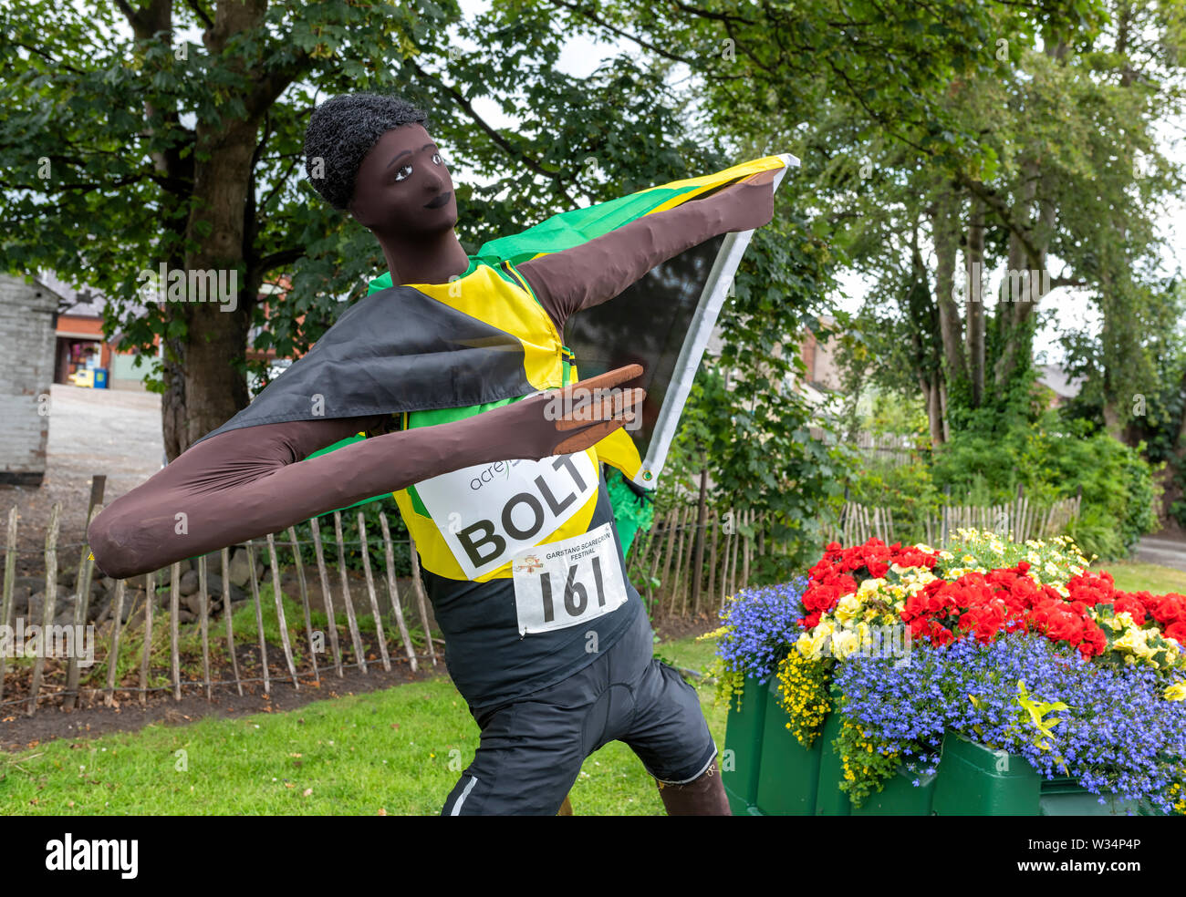 Una exposición en el Garstang Espantapájaros Festival. Usain Bolt en postura típica Foto de stock