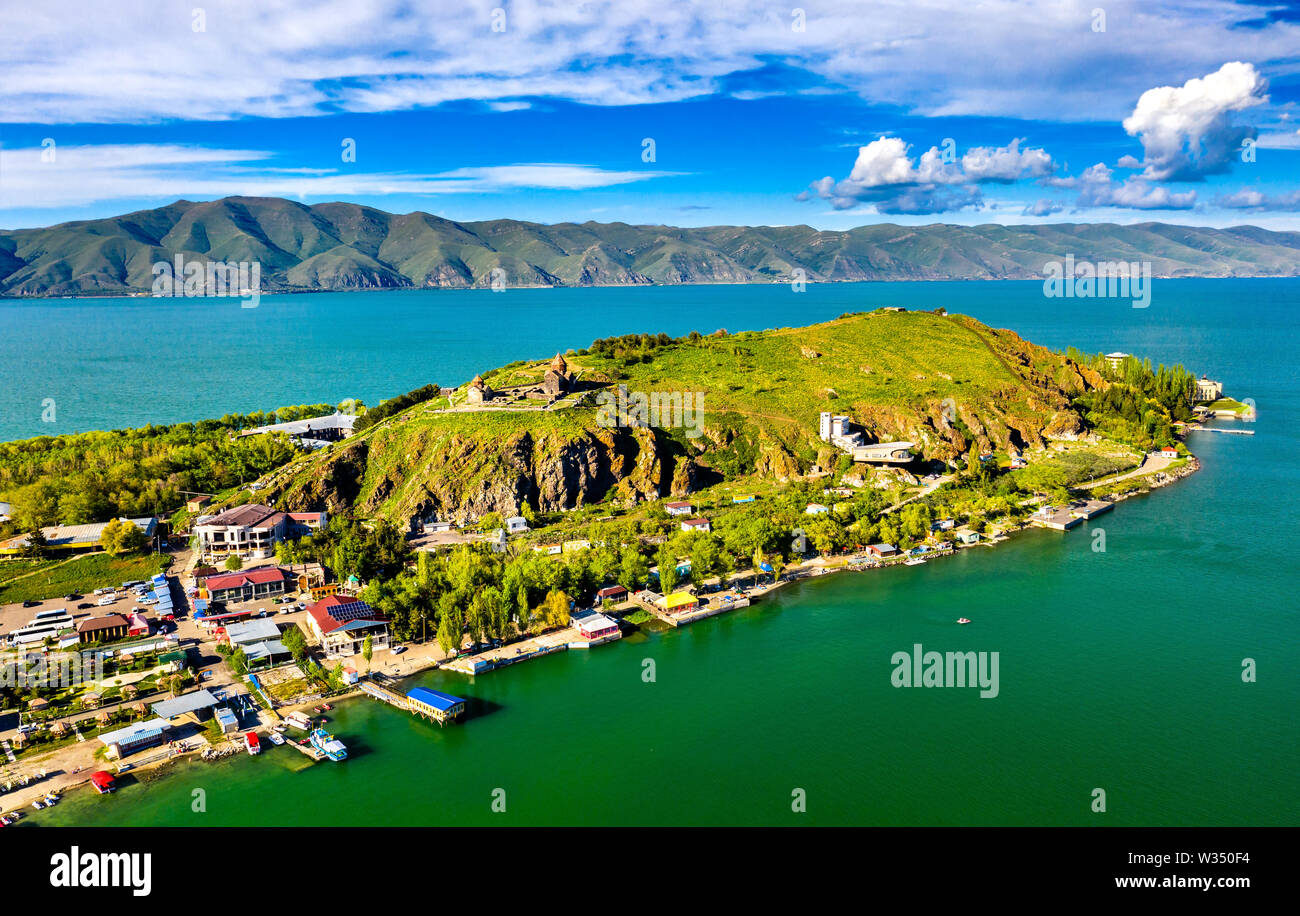 Vista de Sevan isla en el Lago Sevan en Armenia Foto de stock