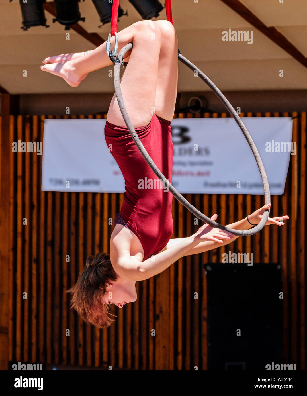 Mujer joven actuando en el circo aéreo anillos aros Lyras; Salida Circus;  cuarto de julio de rendimiento; Salida, Colorado, EE.UU Fotografía de stock  - Alamy