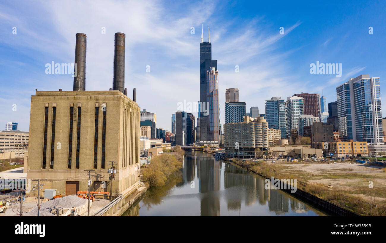 Los edificios de Chicago, Illinois, reflejan en uno de los muchos canales que viajan a través de la ciudad Foto de stock