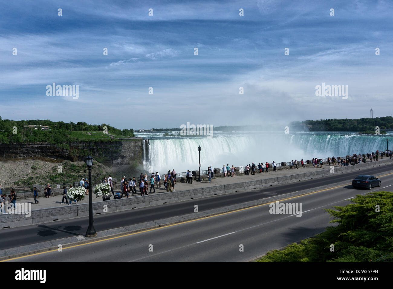 Canadá Ontario Niagara Falls 2019 de junio, muchas Personas están visitando las cataratas Foto de stock