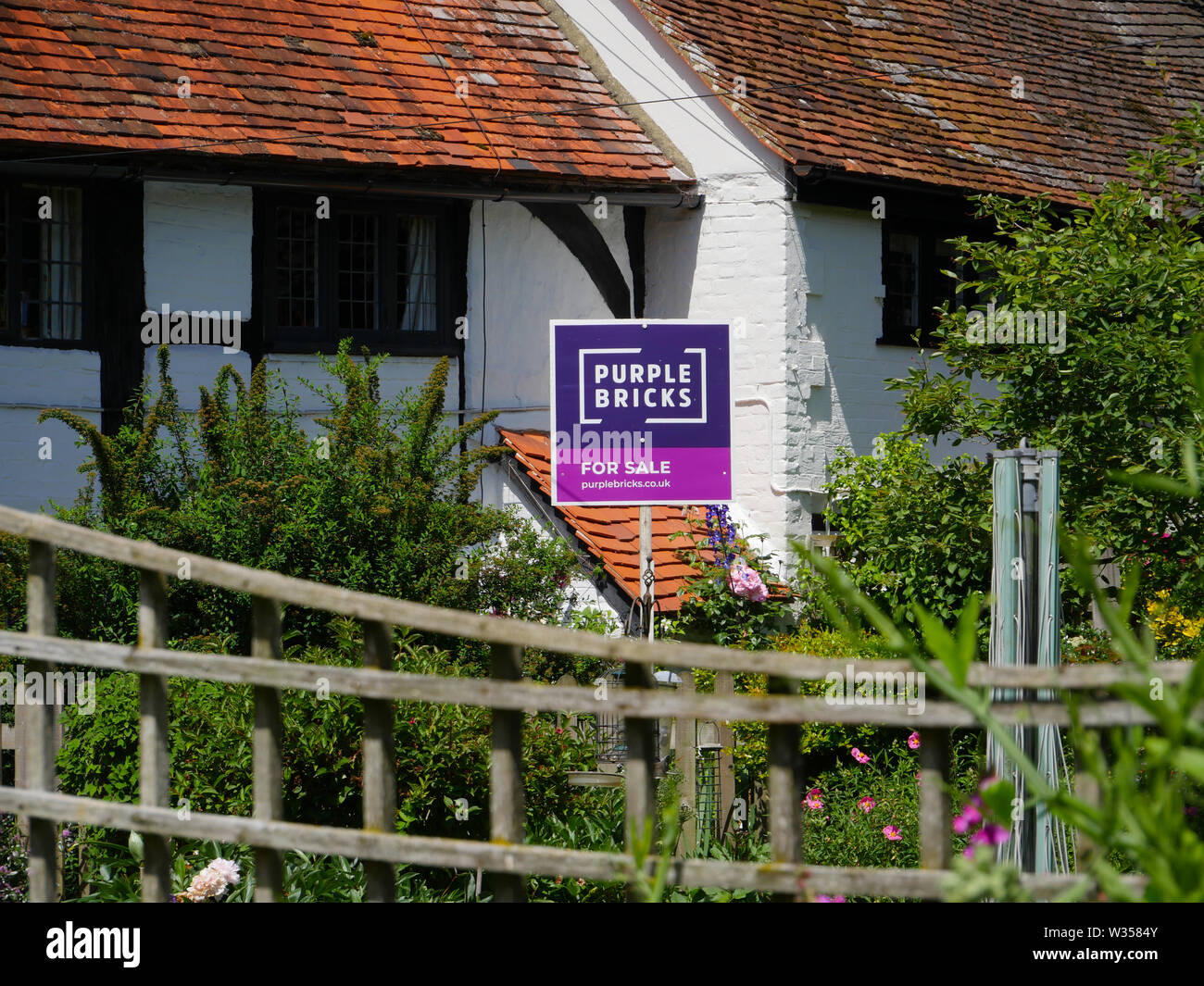 Los ladrillos de color púrpura para ventas signo, North Stoke, Oxfordshire, Inglaterra, Reino Unido, GB. Foto de stock