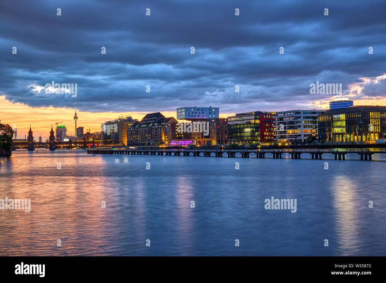 Hermoso atardecer en el río Spree en Berlín con la famosa Torre de Televisión en la espalda Foto de stock