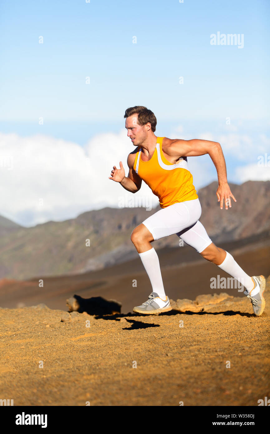 Runner. Hombre corriendo en la pista de cross country maratón