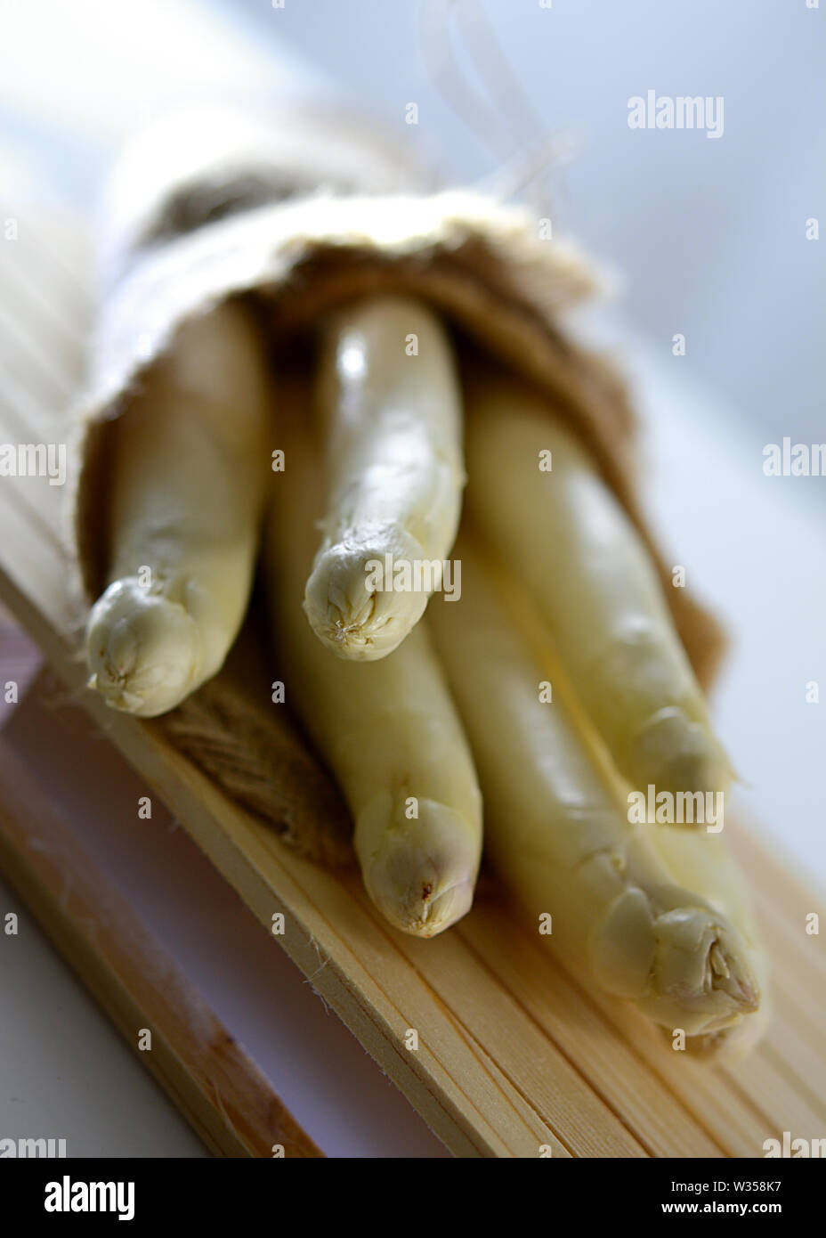 Los espárragos blancos frescos cosechados en marchfeld austria, y como un plato cocinado con salsa y seet vainas de guisantes Foto de stock