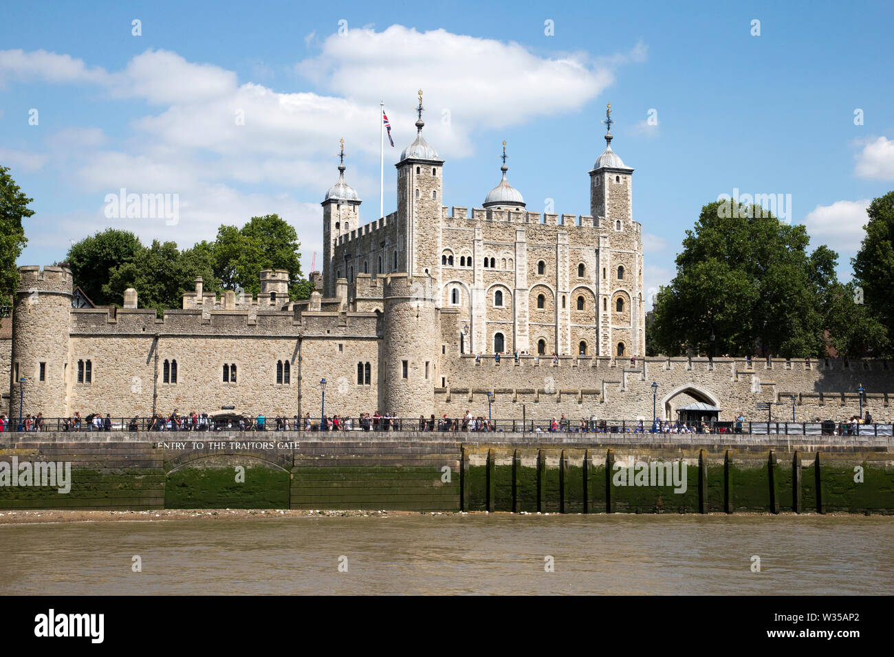 La Torre de Londres, Puerta de Traidores y la Torre Blanca, desde el río Támesis, Londres, Inglaterra, Reino Unido. Foto de stock