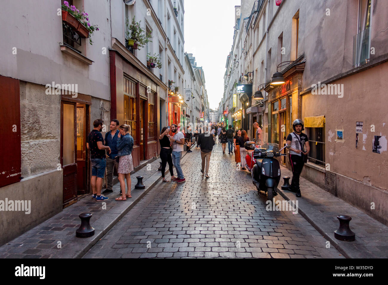 Rue de Lappe, calle al atardecer, ocupado por la noche, la Bastilla de París, Francia. Foto de stock