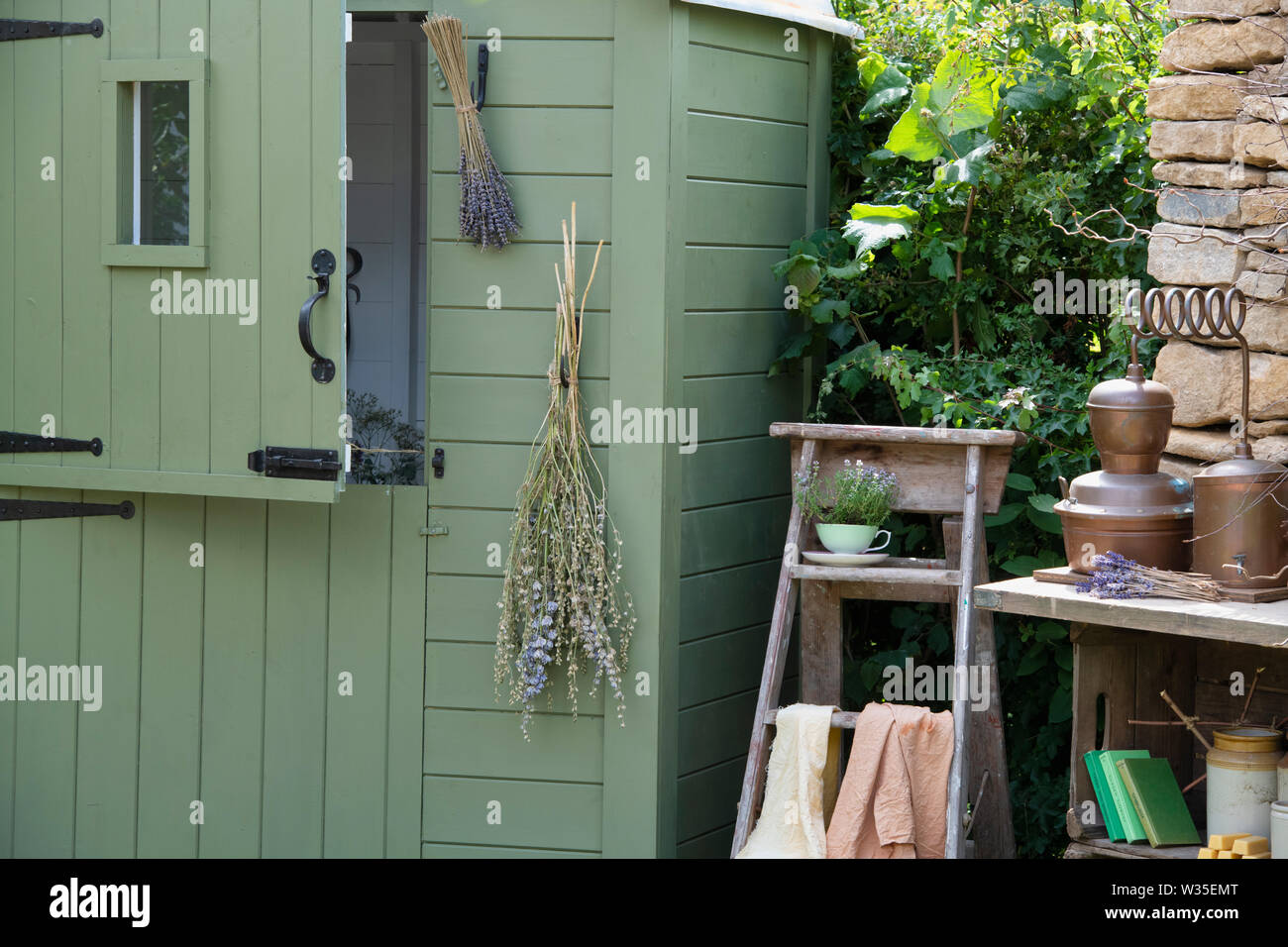 El Jardín Naturecraft e imaginado jardín de una bruja verde en RHS Hampton Court Flower Show 2019. Hampton Court, en Surrey, Inglaterra Foto de stock