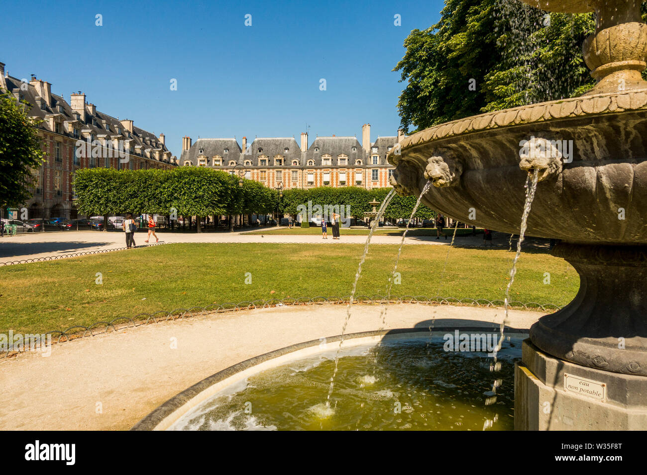 Los Turistas En Verano La Ola De Calor En La Place Des Vosges Paris Francia Fotografia De Stock Alamy