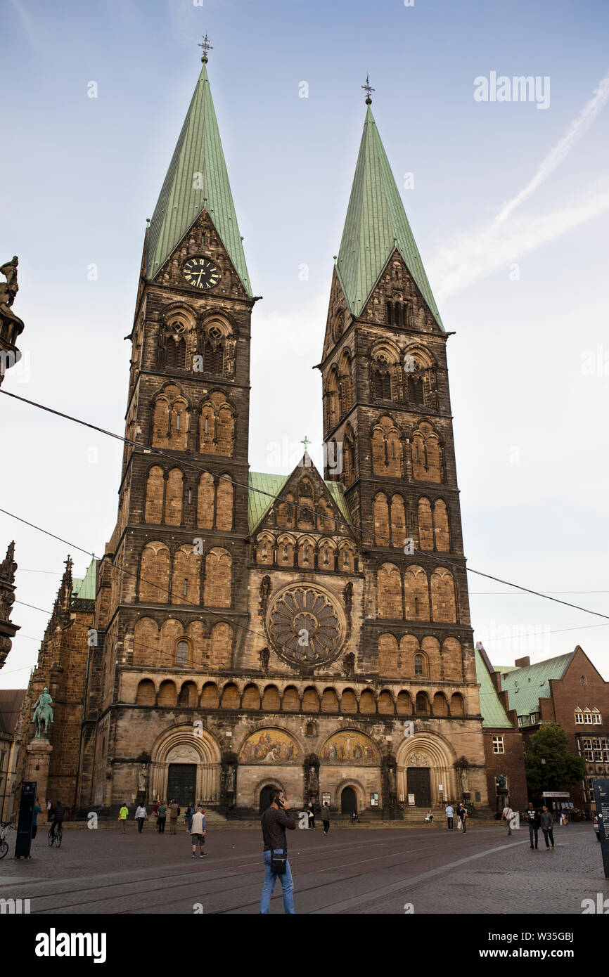 La catedral de San Pedro en Bremen, Alemania, en una noche de verano. Foto de stock