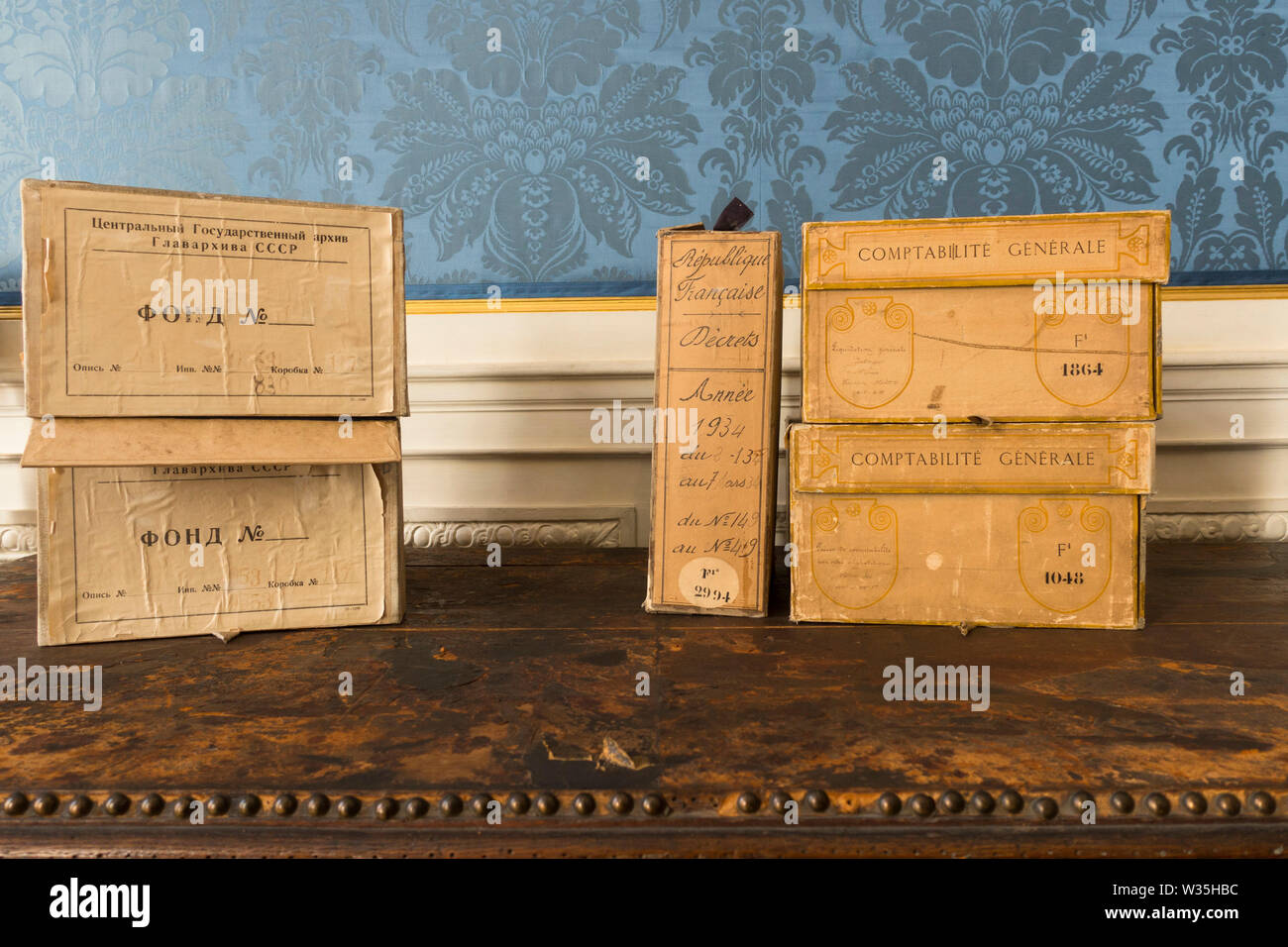 Cajas antiguas en el interior del edificio de Archivos Nacionales, ex Hotel de Soubise, museo de la historia de Francia, París, Francia. Foto de stock