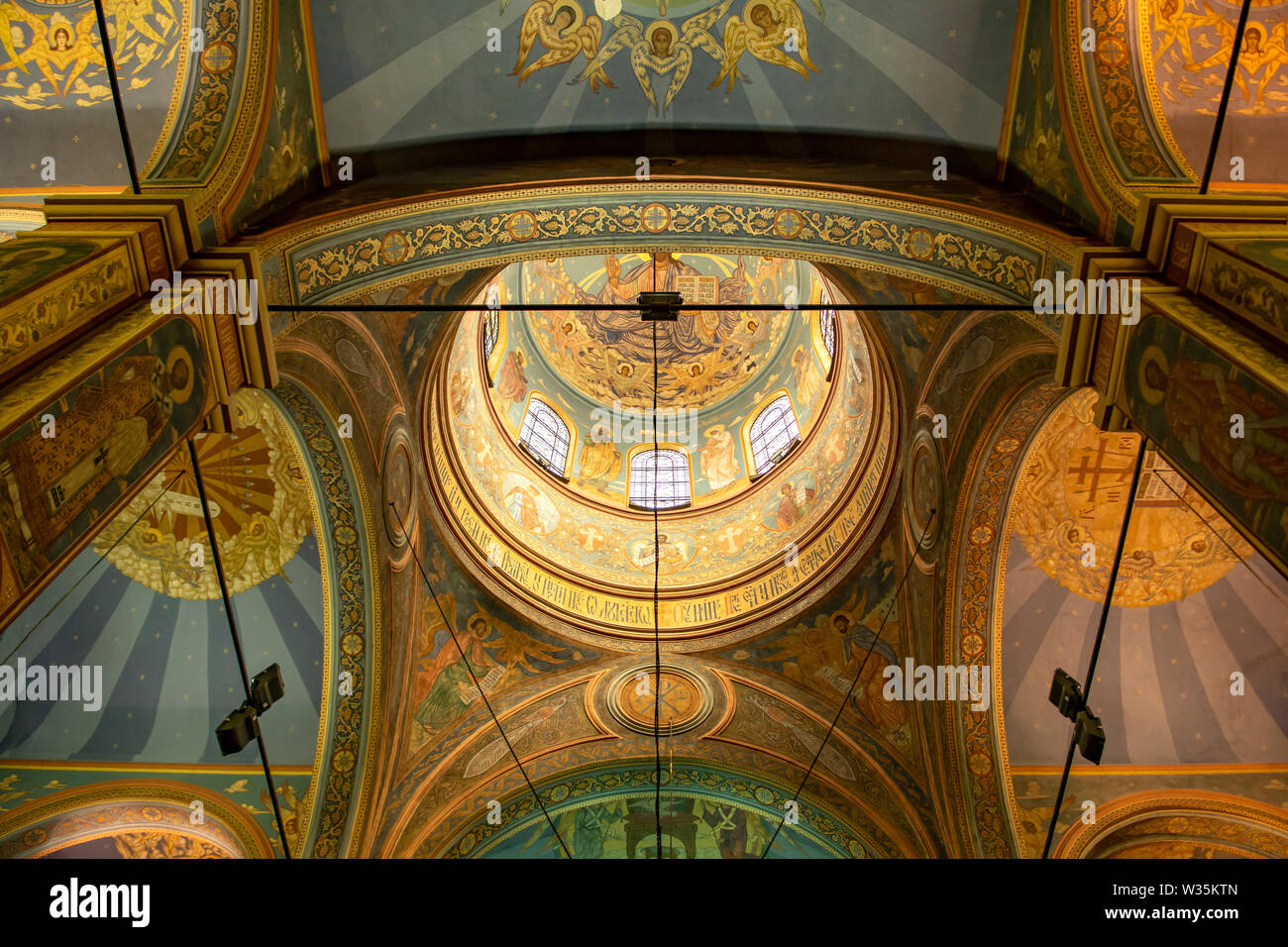 En el interior de la Asunción de la Madre de Dios, la Catedral de Varna, Bulgaria Foto de stock