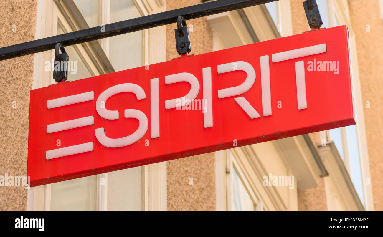 Esprit store fotografías e imágenes de alta resolución - Alamy