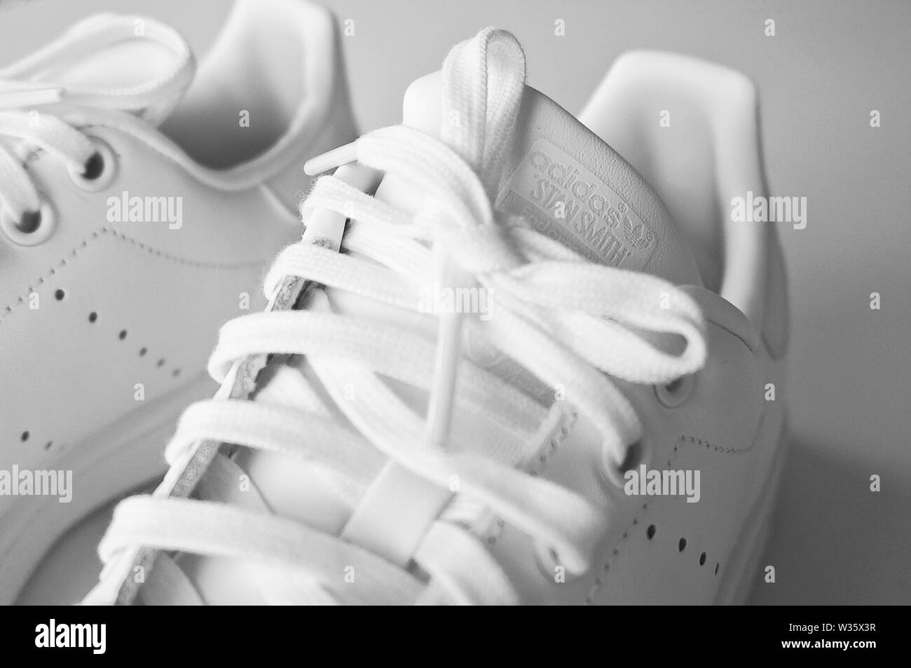 White leather adidas shoes fotografías e imágenes de alta resolución - Alamy