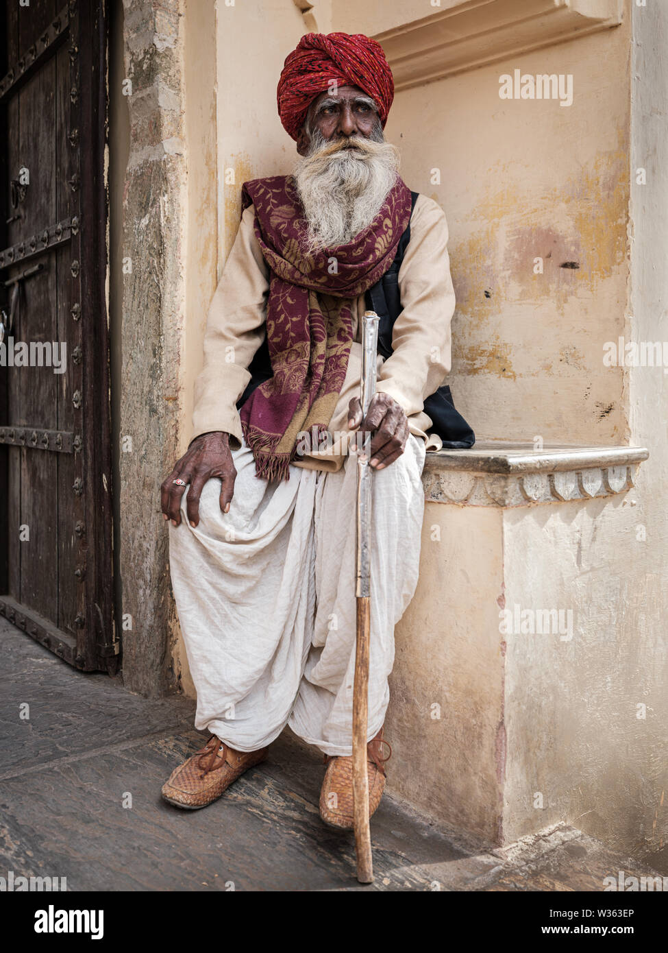 JAIPUR, INDIA: CIRCA NOVIEMBRE 2018: hombre de origen indio con ropa típica de Rajasthan en Jaipur. Jaipur es la capital y la ciudad más grande de la India Foto de stock