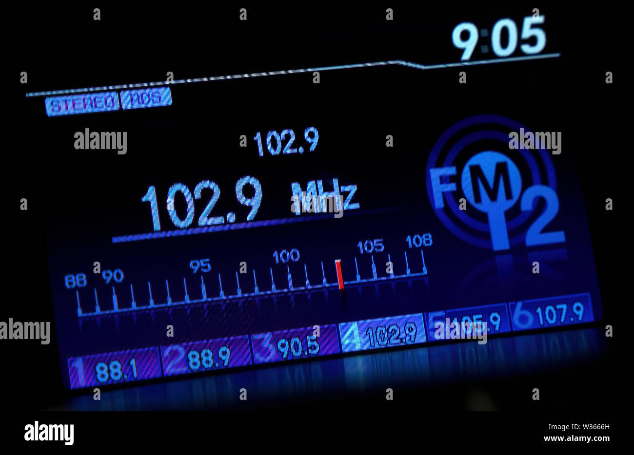 Entretenimiento para coche moderno display digital con estación de radio rápida preajustes personalizados en uso. Foto de stock