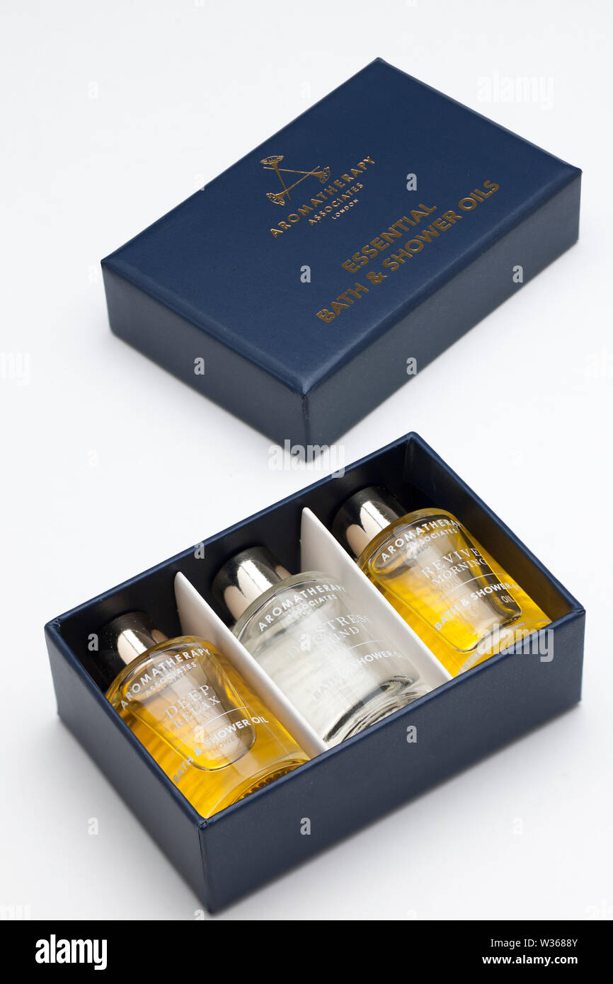 Asociados de aromaterapia, aceites de baño y ducha en caja Foto de stock