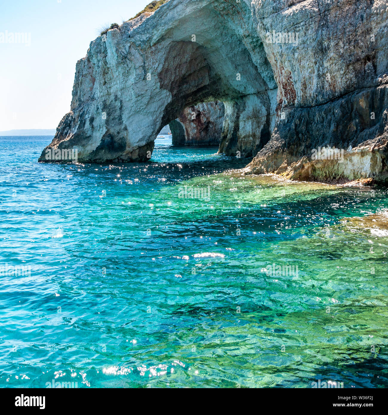 La isla de Zakynthos, Grecia. Una perla del Mediterráneo, con playas y  costas adecuado para unas inolvidables vacaciones al mar. Cuevas de Keri  Fotografía de stock - Alamy