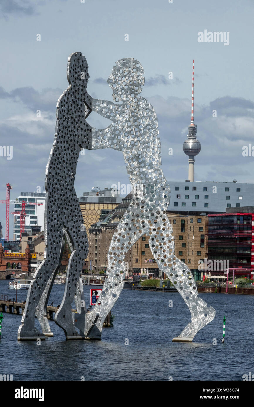 Molécula de escultura hombre río Spree en Berlín, Alemania Foto de stock