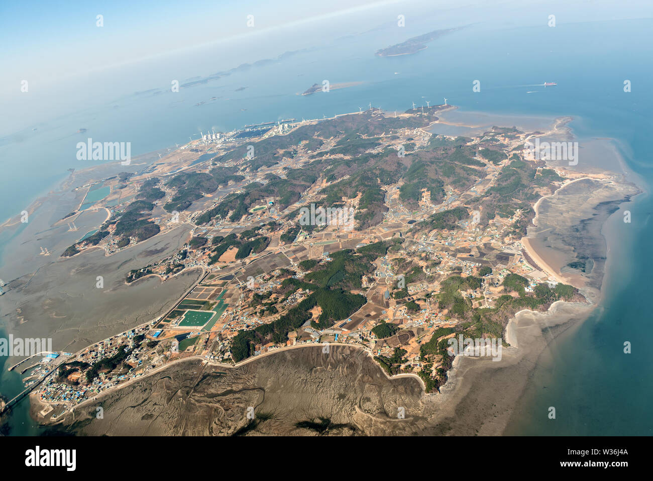 Vista aérea de la isla Yeongheung, en el Mar Amarillo, dentro de los límites municipales de la ciudad metropolitana de Incheon, Corea del Sur. Foto de stock