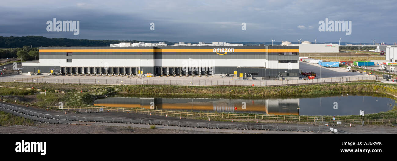 AVONMOUTH UK - Julio 13, 2019: Amazon warehouse & Distribution center edificio maneja las compras online minoristas de Internet y tecnología de desarrollo de negocios Foto de stock