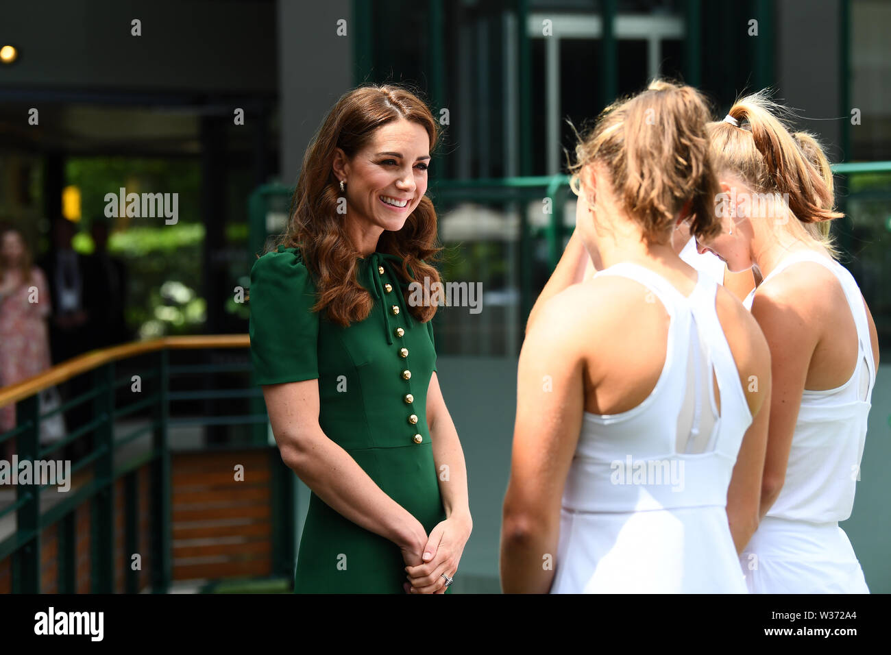 La duquesa de Cambridge cumple con jugadores junior por delante de la final femenina el día doce de los campeonatos de Wimbledon en el All England Lawn Tennis y Croquet Club, el Torneo de Tenis de Wimbledon. Foto de stock