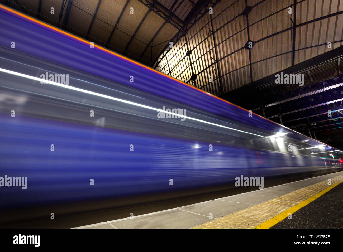Scotrail clase sprinter depating 158 Express tren desde Glasgow Queen Street Station con el desenfoque de movimiento Foto de stock