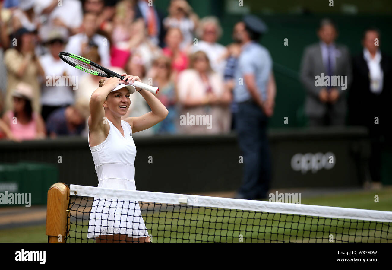 Simona Halep celebra los singles femeninos ganador final el día doce de los campeonatos de Wimbledon en el All England Lawn Tennis y Croquet Club, el Torneo de Tenis de Wimbledon. Foto de stock