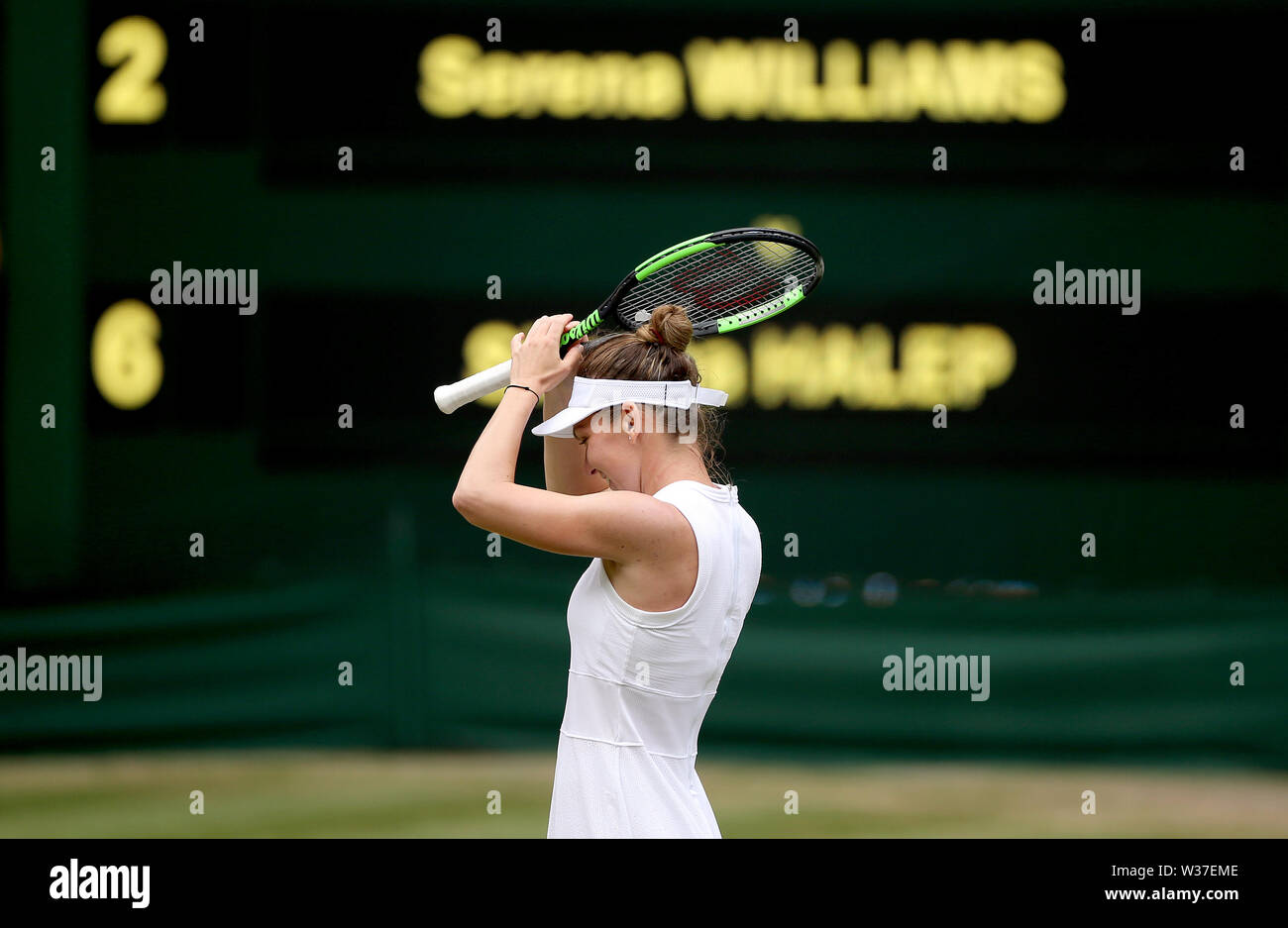 Simona Halep celebra los singles femeninos ganador final el día doce de los campeonatos de Wimbledon en el All England Lawn Tennis y Croquet Club, el Torneo de Tenis de Wimbledon. Foto de stock