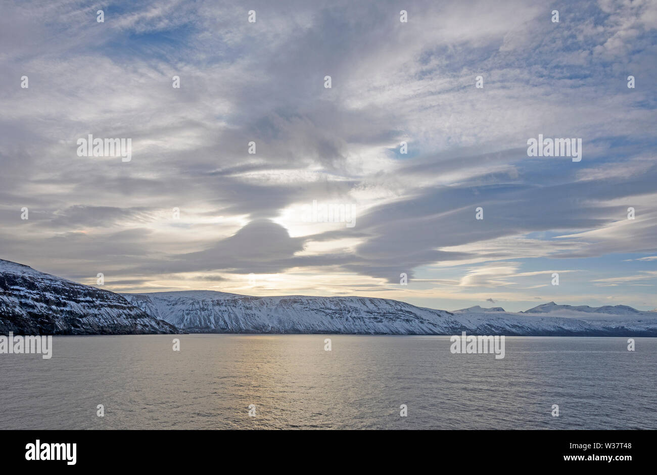 Sol y nubes en el Alto Ártico en la isla de Baffin en Nunavut, Canadá Foto de stock