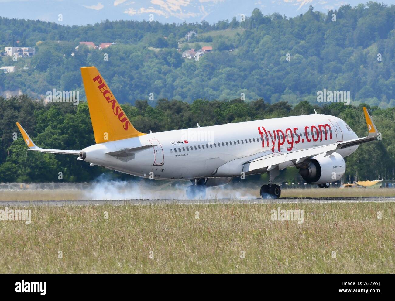 A320neo de moscas Pegasus tocar abajo en el aeropuerto de Graz en Austria Foto de stock