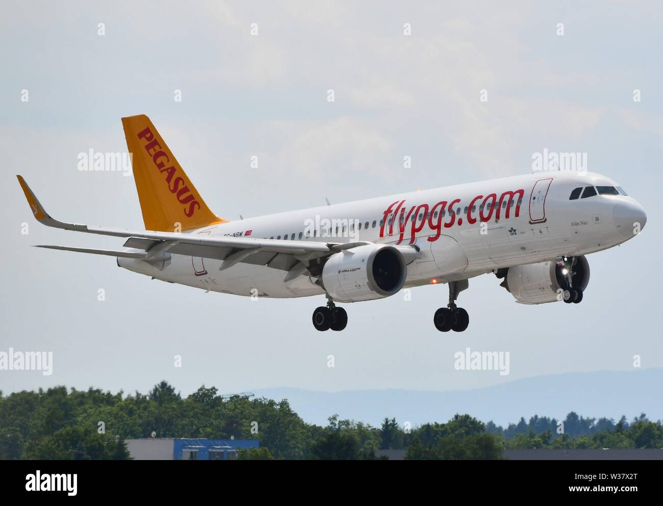 A320neo de moscas Pegasus tocar abajo en el aeropuerto de Graz en Austria Foto de stock
