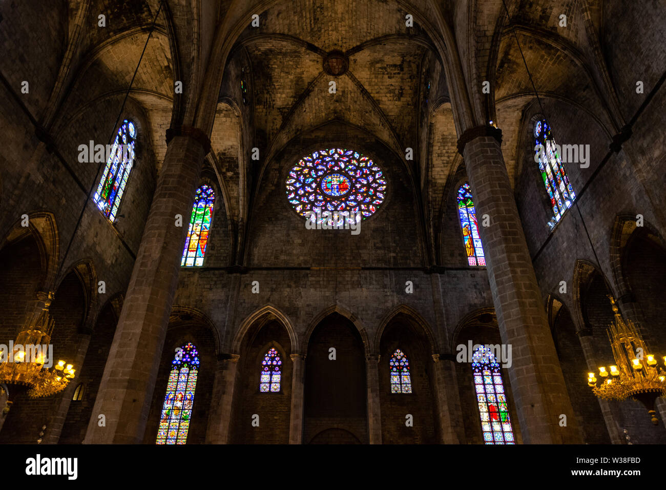 Interior de la Basílica de Santa Maria del Mar en el típico estilo gótico catalán con arcos apuntados y altas columnas. Detalle del colorido rosetón. La Foto de stock