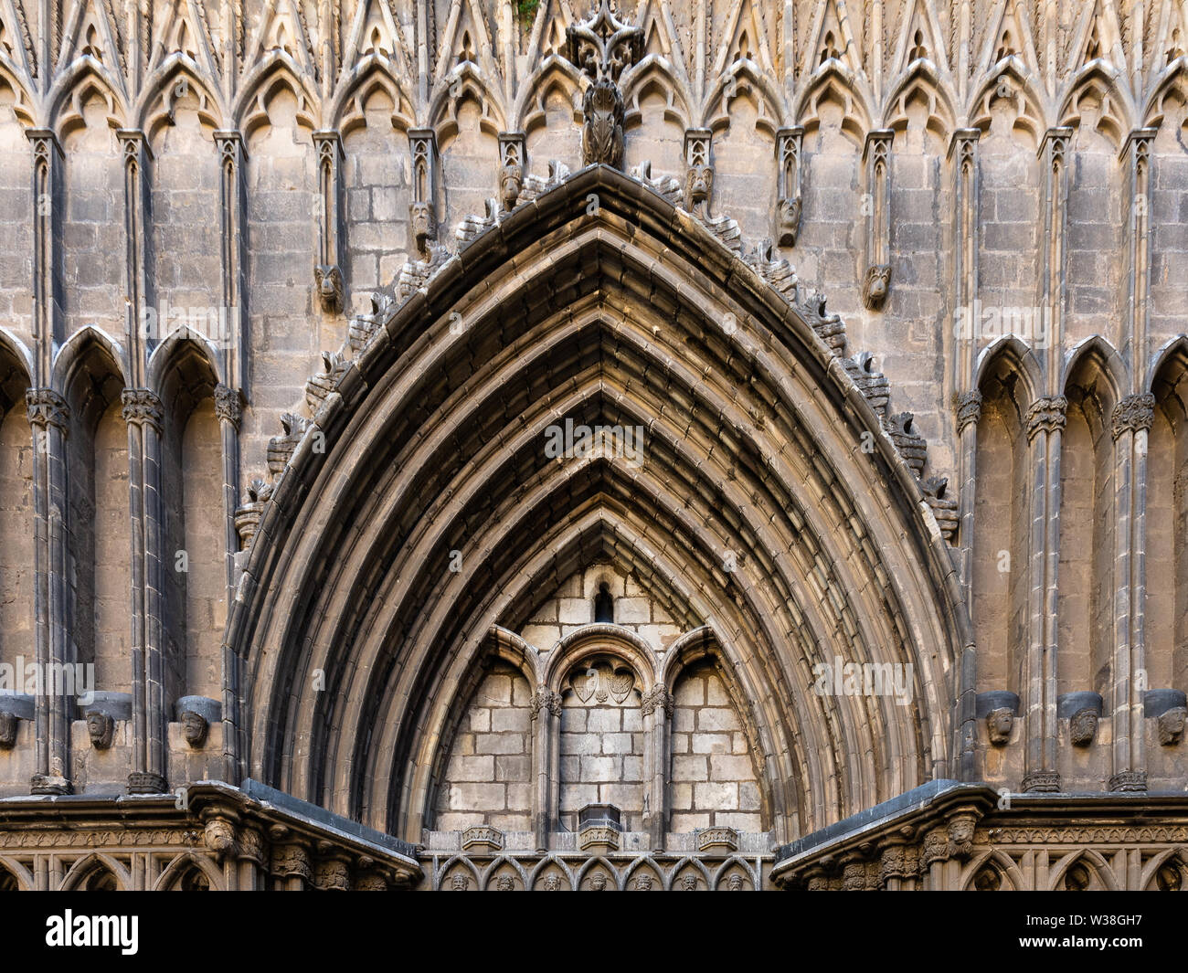 Eclesia de Santa Maria del Pi. Portal decorado en un típico estilo gótico catalán. Barcelona, España. Foto de stock