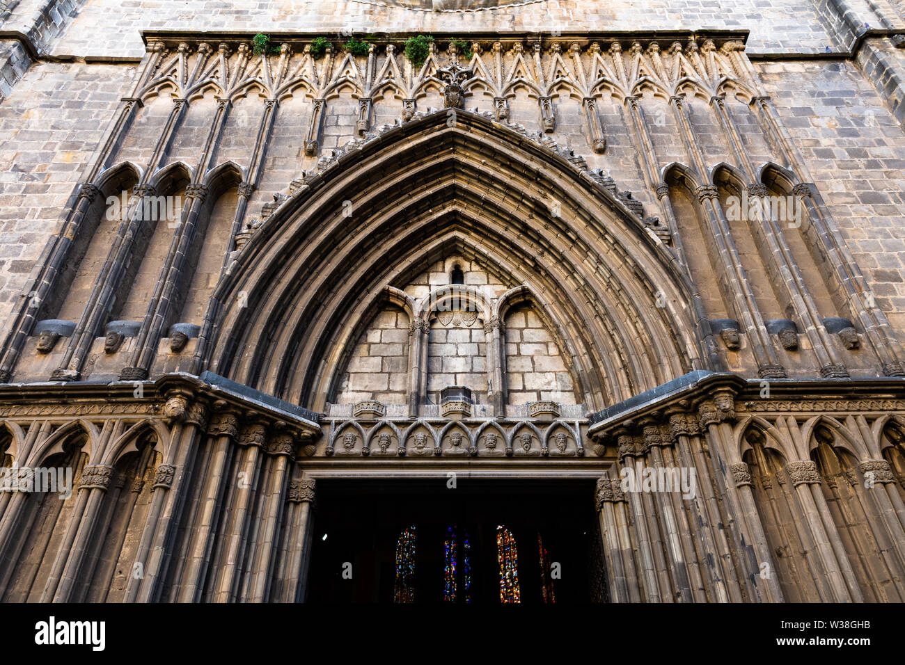 Esglesia de Santa Maria del Pi. Portal decorado en un típico estilo gótico catalán. Barcelona, España. Foto de stock